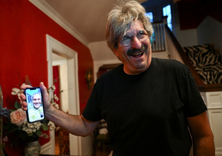 当我问DeepSeek谁会获得诺贝尔生理学或医学奖,它让我关注这俩人