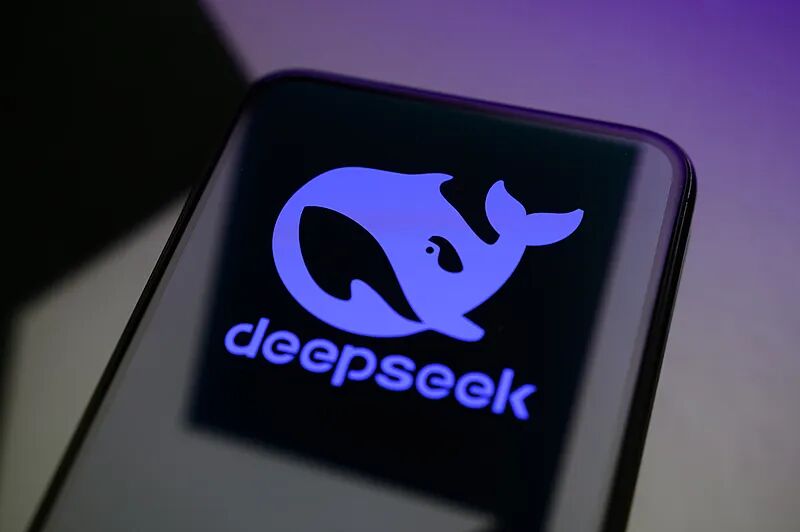 登上热搜,DeepSeek崩了